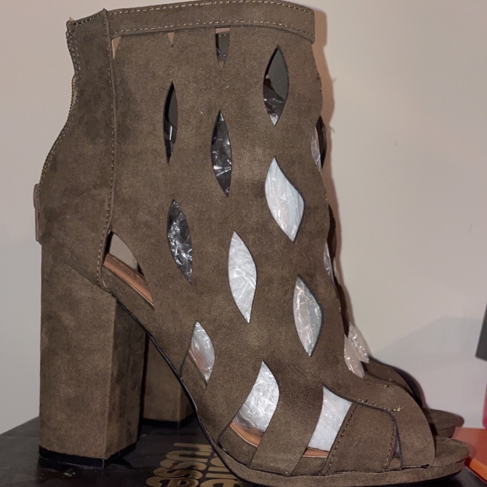 Cute olive green suede wedges/heels!
